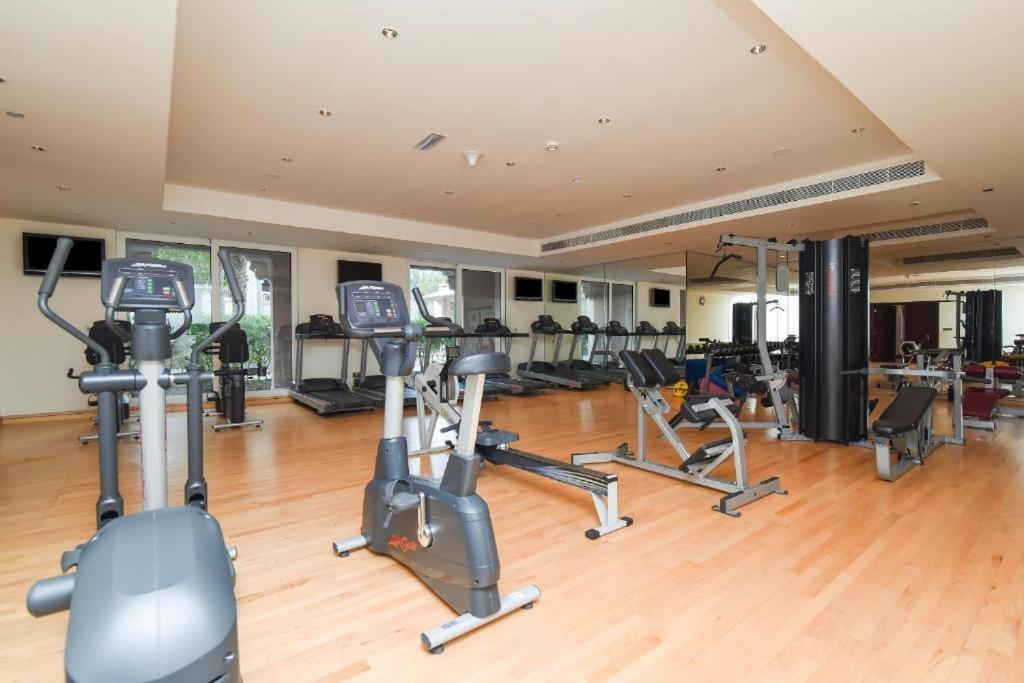 Royal Club By Rvhr, Grandeur Residence Crescent Palm Jumeirah دبي المظهر الخارجي الصورة